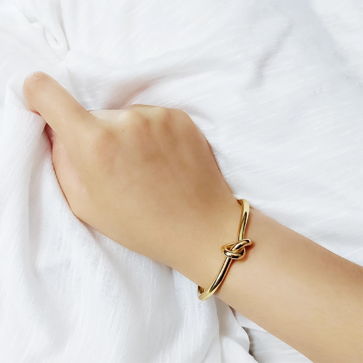 Conclusion The high-end brand Celi style Instagram has a simple and cool temperament, and is popular among netizens. It is a pure copper plated 18K gold knotted bracelet for women